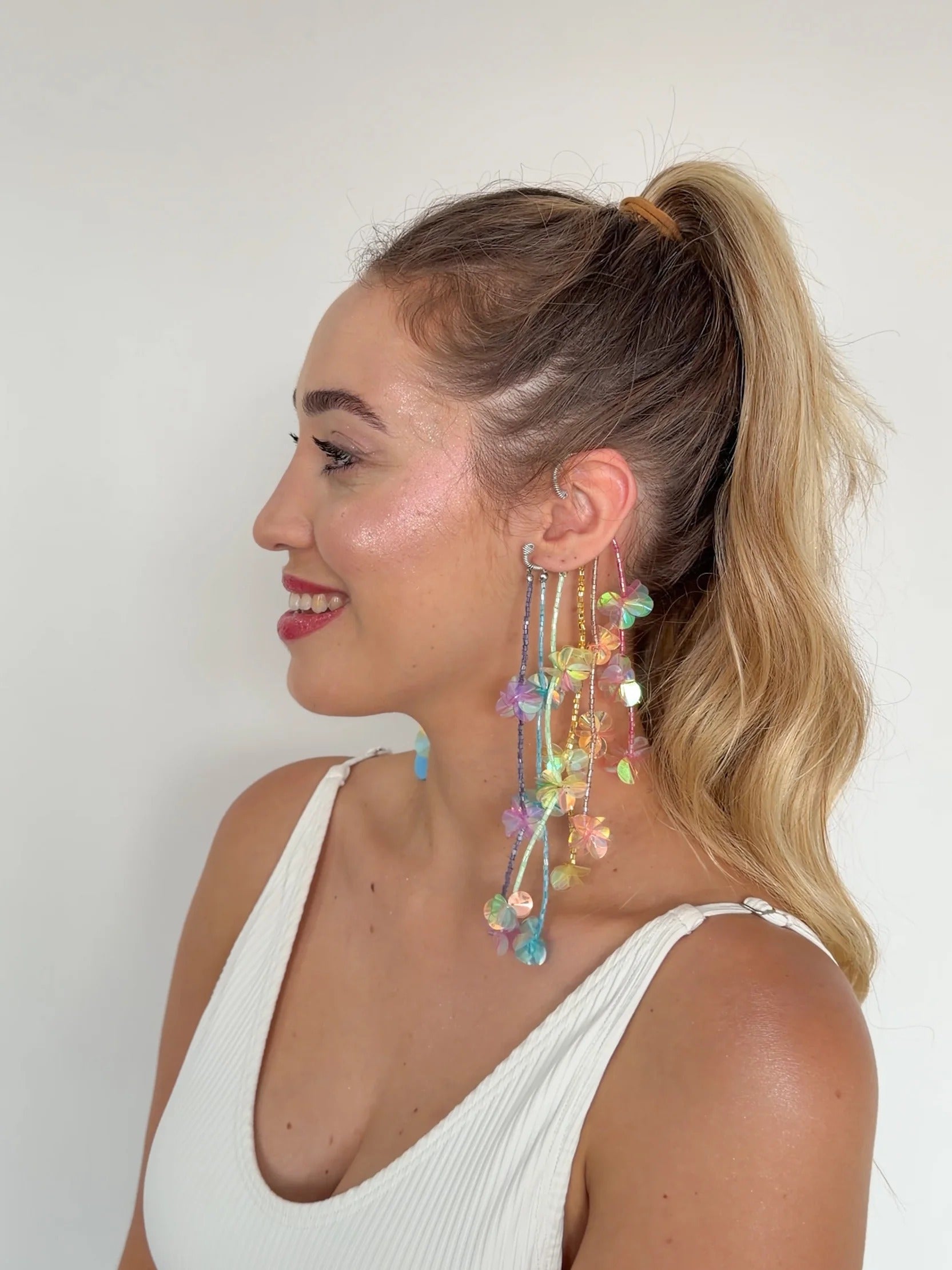 Ear Cuff Paetê Colorido Beijo Doce